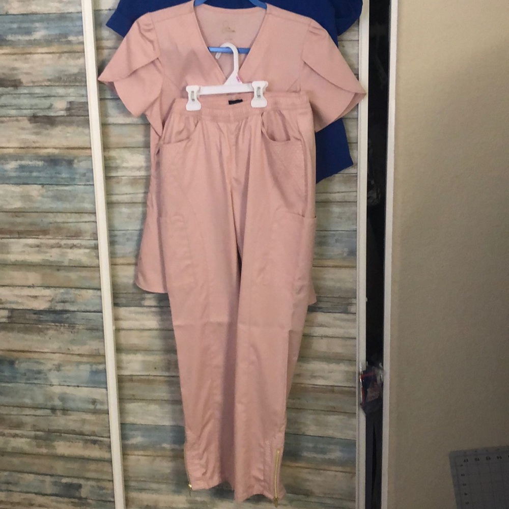 Jaanuu scrub set (Tulip top )